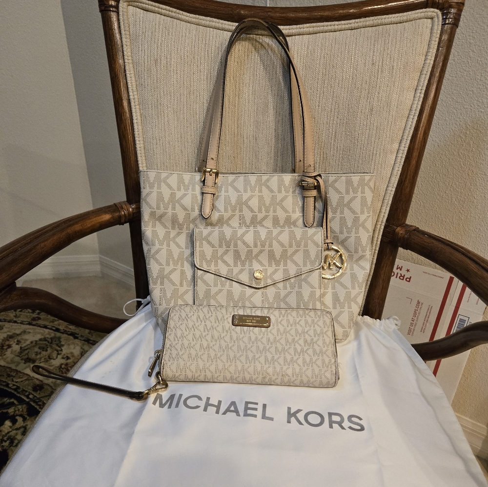 Michael Kors Jet Set Medium Signature Pocket Tote Matching Wallet & Dustbag